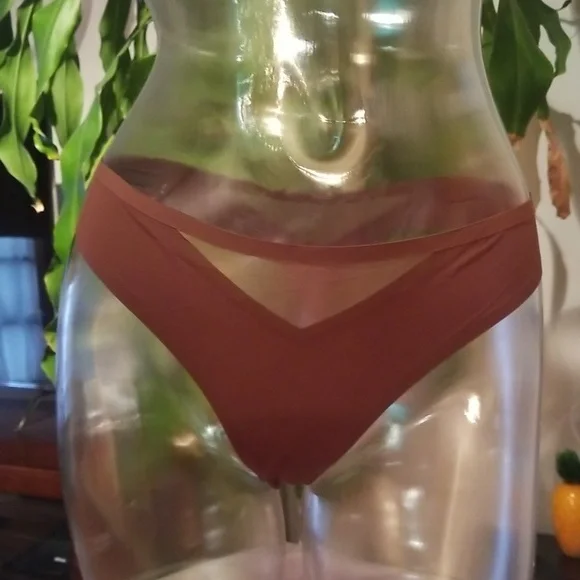 ❤ ❤NWT Victoria’s Secret Sexy Illusions Thong Size - L - Picture 1 of 3